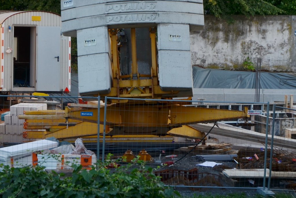 Kran drohte umzustuerzen Koeln Porz Zuendorf Hauptstr P083.JPG - Miklos Laubert